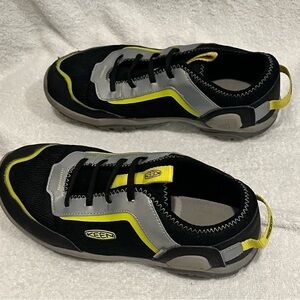 KEEN sneakers size 5 unisex Youth boy